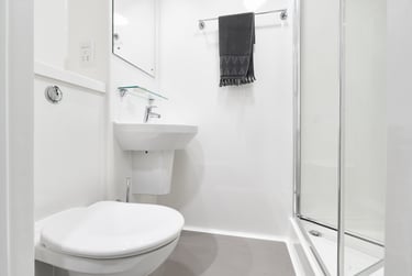 Silver En Suite at Dun Holm House, Unit 8, The Riverwalk, City Centre, Durham, DH14SL - Image 4